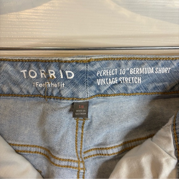Women's Size 18 TORRID Perfect 10" Bermuda Jean Shorts Vintage Stretch Ripped - Picture 10 of 12